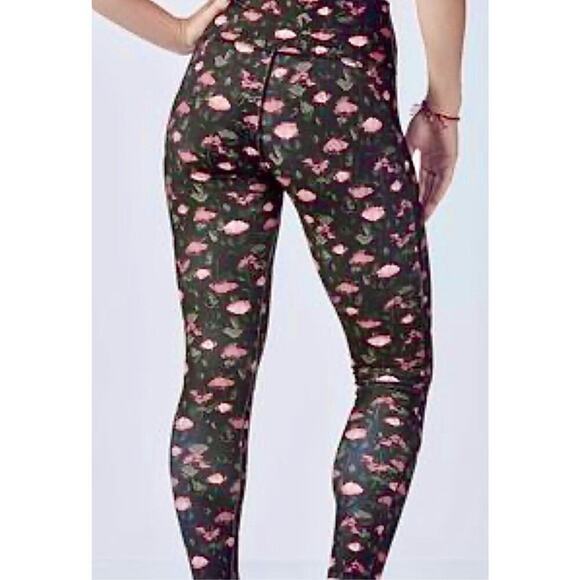 Fabletics Powerhold Black Floral Salar Capri Leggings Rose Activewear MEDIUM NWT - Picture 6 of 7